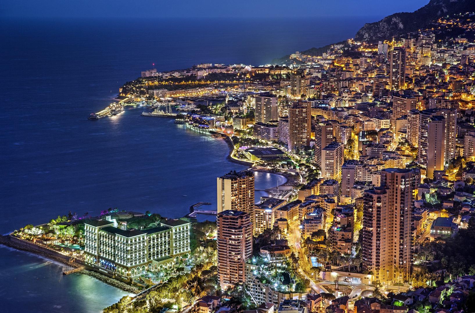 Blick auf Monaco bei Nacht
